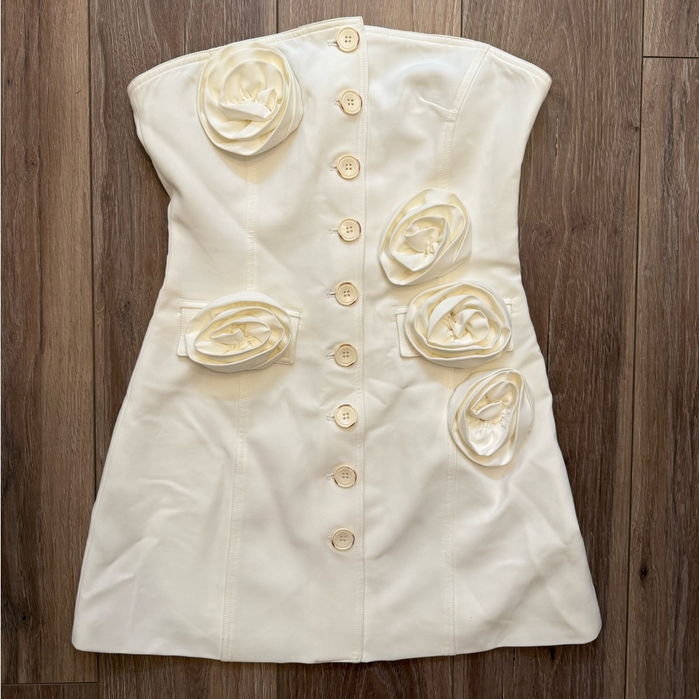 Beulah WHITE ROSE STRAPLESS BUTTON FRONT DRESS - Picture 2 of 8